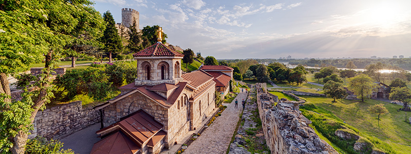 Utsikt över floden Donau från fortet Kalemegdan med grön park i Belgrad.